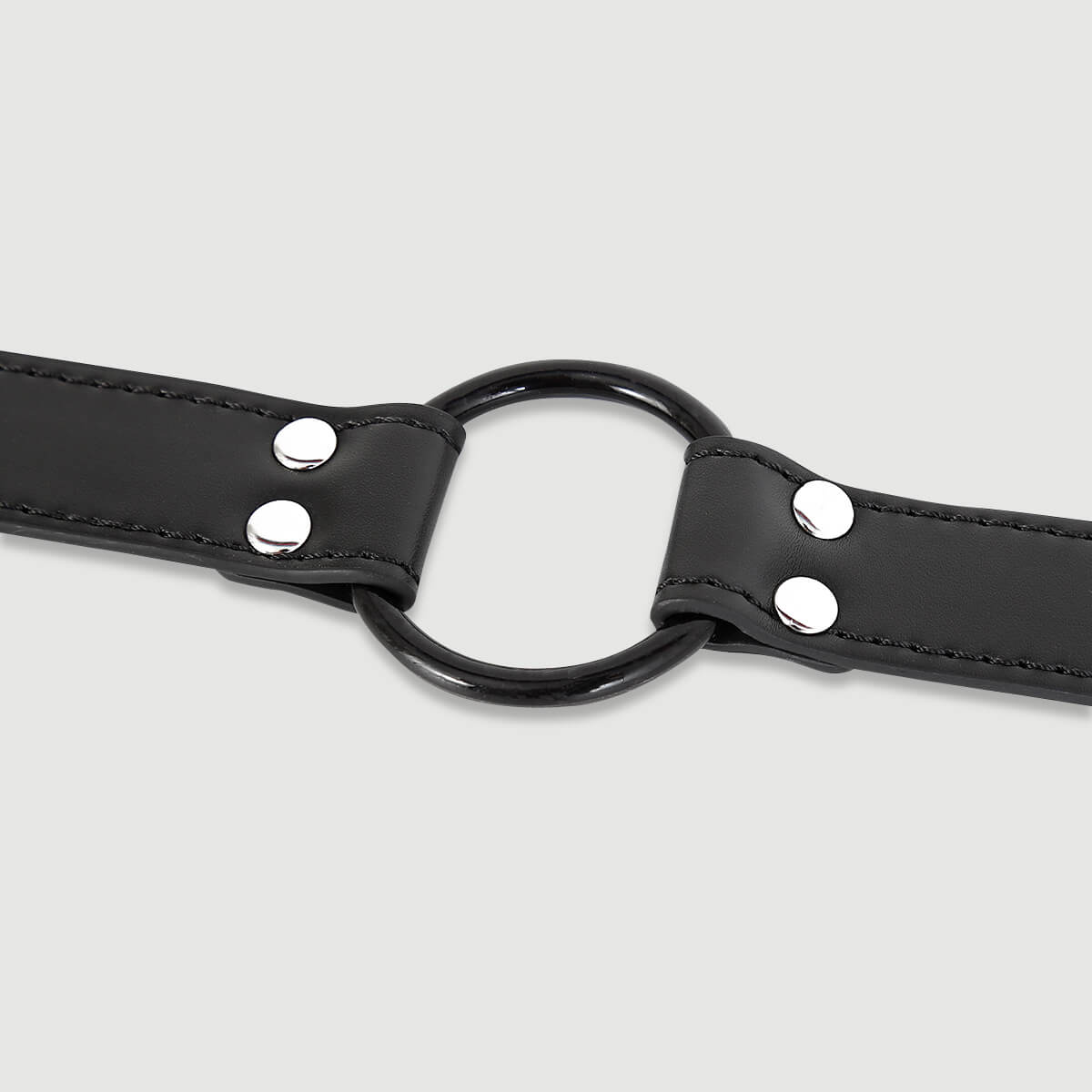 Δερμάτινο Φίμωτρο Με Μεταλλικό Κρίκο & Σφιγκτήρες Θηλών Leather O Ring Gag With Nipple Clamps - Μαύρο by Sexopolis