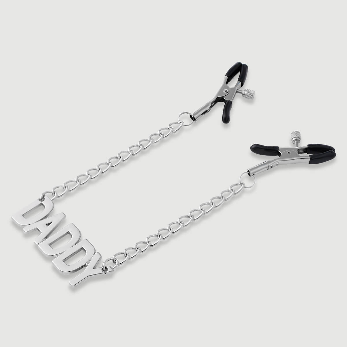 Σφιγκτήρες Θηλών Με Αλυσίδα & Μεταλλική Επιγραφή DADDY Nipple Clamps With Chain & DADDY Tag – Ασημί by Sexopolis