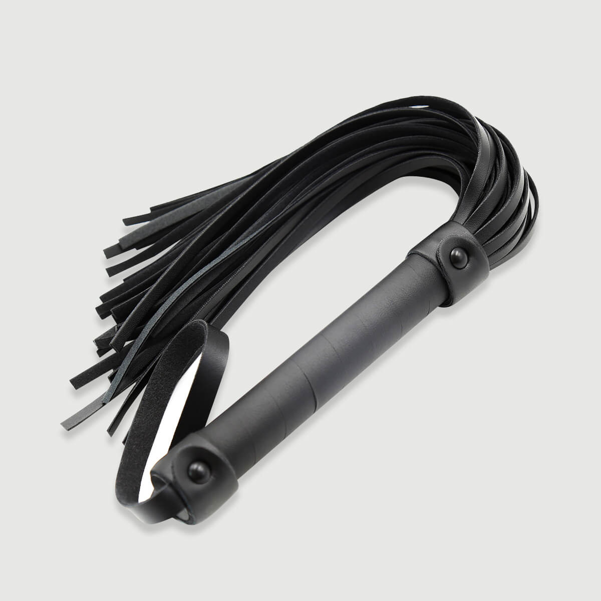 Δερμάτινο Flogger Με Φαρδιές Φούντες & Λουράκι Χειρός Leather Flogger With Wide Strands & Wrist Loop - Μαύρο by Sexopolis