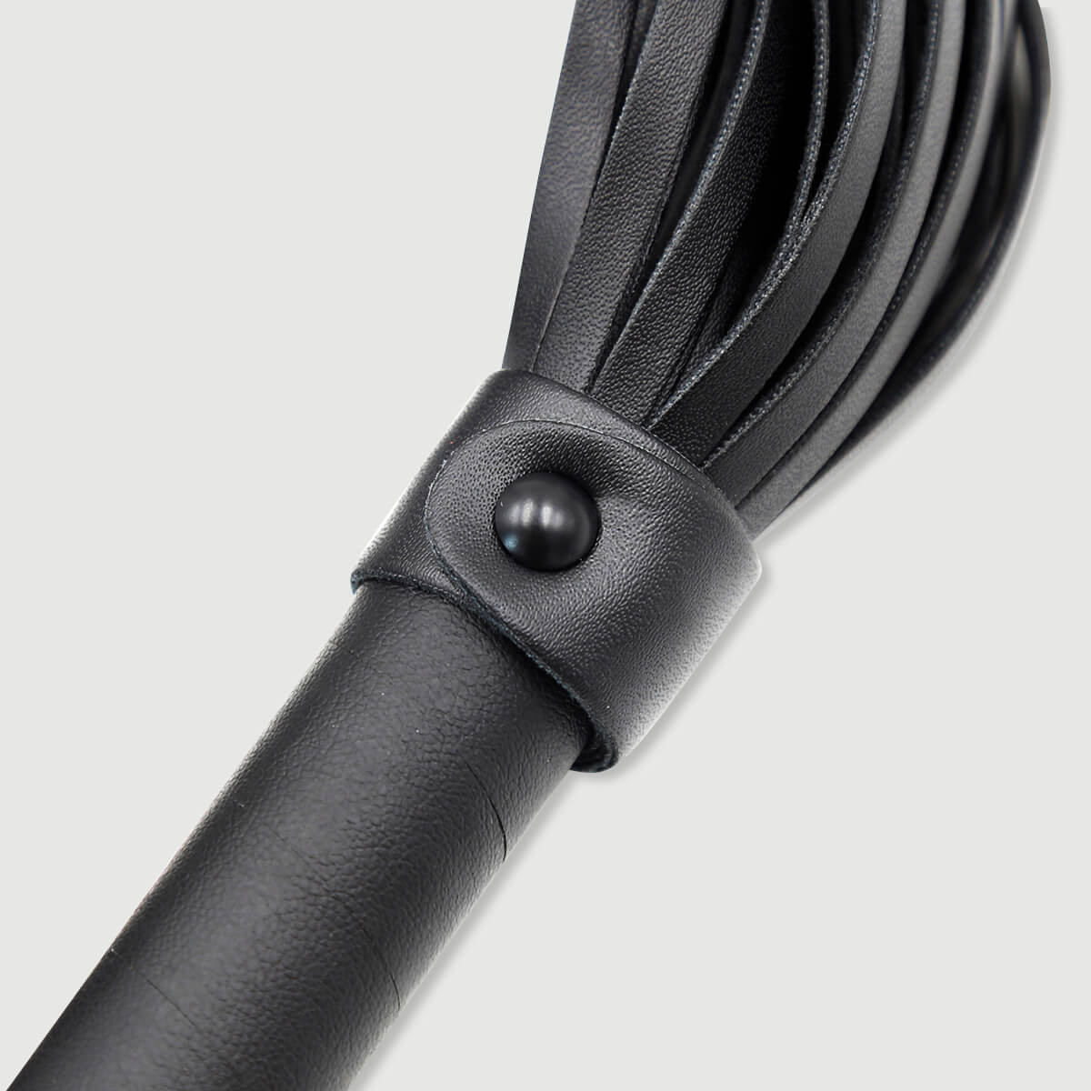 Δερμάτινο Flogger Με Φαρδιές Φούντες & Λουράκι Χειρός Leather Flogger With Wide Strands & Wrist Loop - Μαύρο by Sexopolis