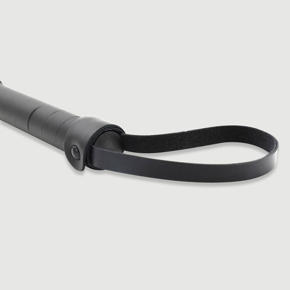 Δερμάτινο Flogger Με Φαρδιές Φούντες & Λουράκι Χειρός Leather Flogger With Wide Strands & Wrist Loop - Μαύρο by Sexopolis