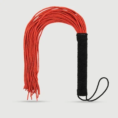 Flogger Με Πλεγμένες Ουρές & Μαύρη Υφασμάτινη Λαβή Flogger With Braided Tails & Black Fabric Handle - Κόκκινο