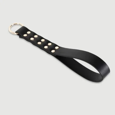 Δερμάτινη Ζώνη Τιμωρίας Με Τρουκς & Κρίκο Leather Punishment Strap With Studs & Metal Ring – Μαύρη
