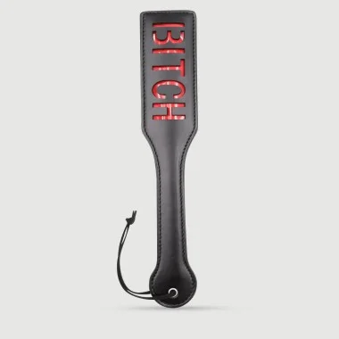 Δερμάτινο Paddle Με Χάραξη BITCH Domme Series Leather Paddle With BITCH Cutout – Μαύρο