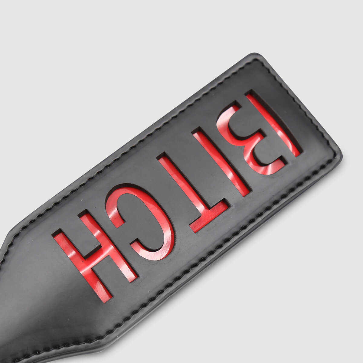 Δερμάτινο Paddle Με Χάραξη BITCH Domme Series Leather Paddle With BITCH Cutout – Μαύρο by Sexopolis