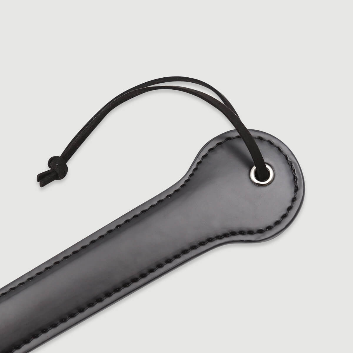 Δερμάτινο Paddle Με Χάραξη BITCH Domme Series Leather Paddle With BITCH Cutout – Μαύρο by Sexopolis