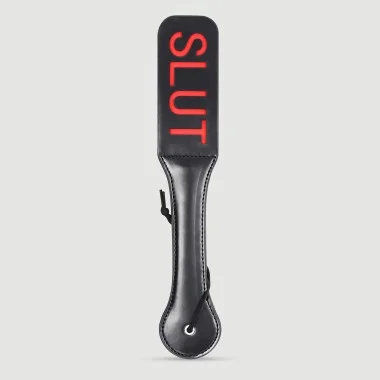 Δερμάτινο Paddle Με Χάραξη SLUT & Διπλή Επένδυση Domme Series Leather Paddle With SLUT Cutout & Red Backing – Μαύρο