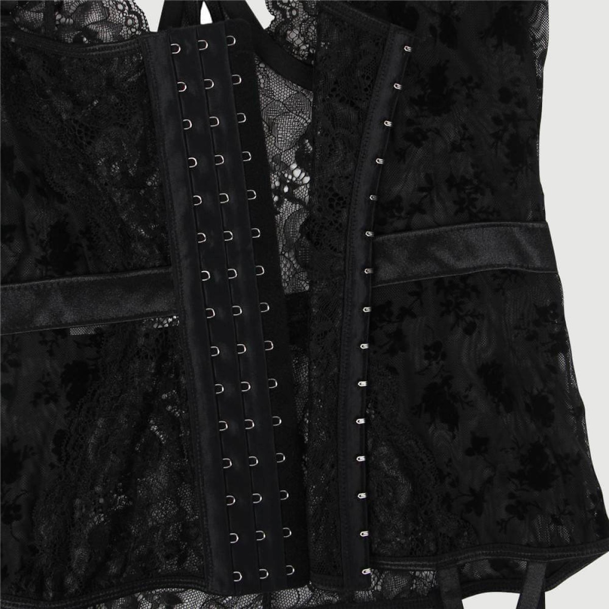 Plus Size Δαντελωτό Κορμάκι Με Ζαρτιέρες & Μπανέλα Flocking Lace Garter Teddy With Underwire - Μαύρο by Sexopolis